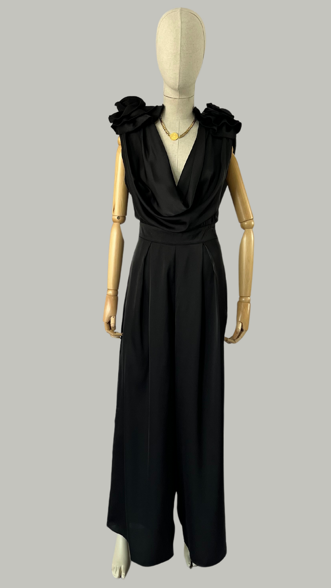 Jumpsuit negro flores en hombros