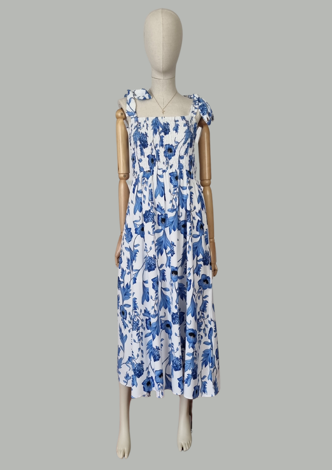 Maxi vestido azul listones en hombros floral