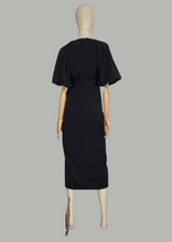 Load image into Gallery viewer, Vestido negro con cinto
