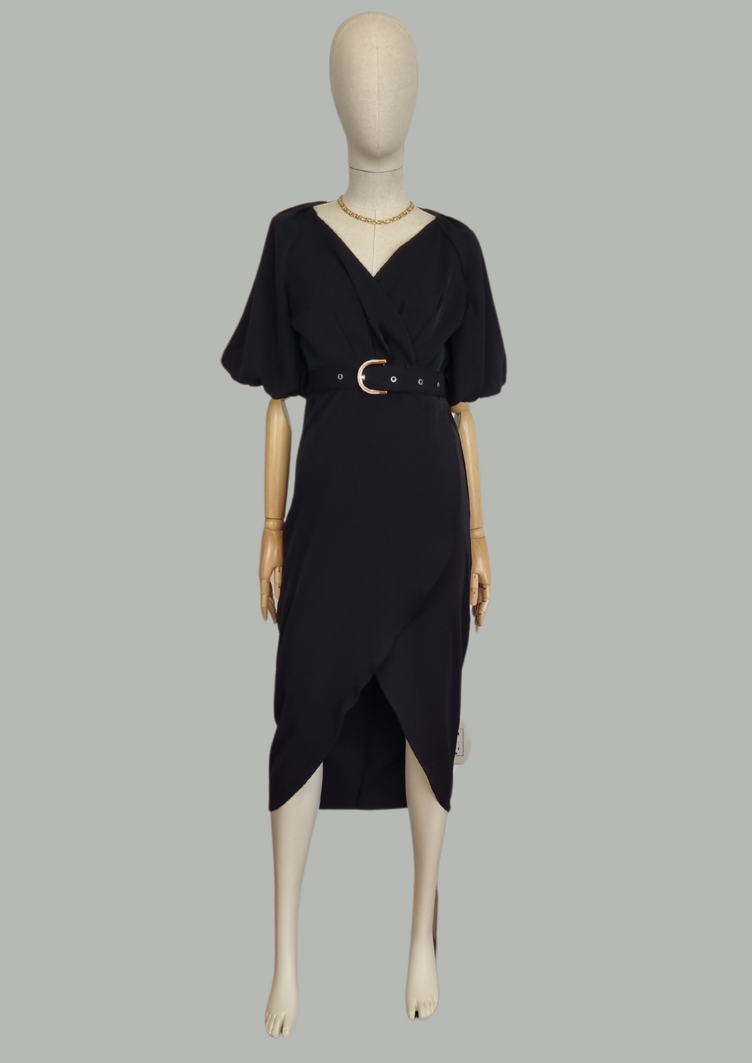 Vestido negro con cinto