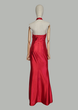 Cargar imagen en el visor de la galería, Vestido maxi rojo satin  cuello cruzado
