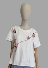 Cargar imagen en el visor de la galería, T-Shirt  blanca con flores
