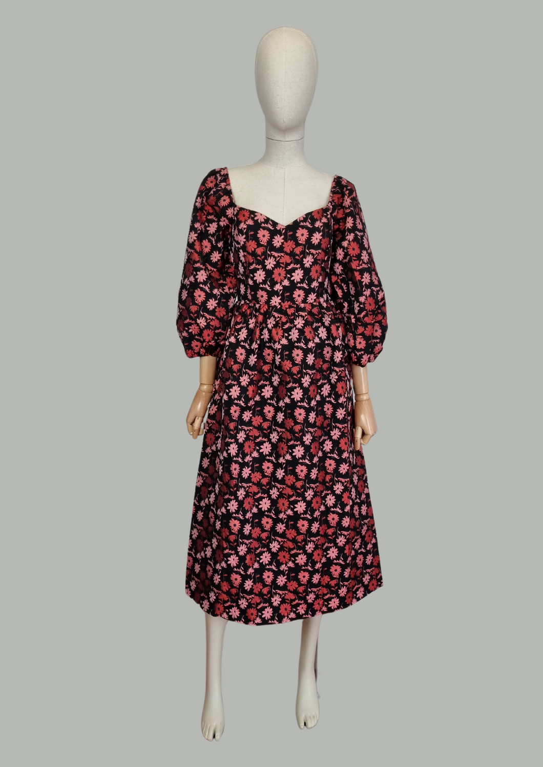 Vestido midi negro con flores rojas manga bombacha