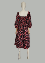 Load image into Gallery viewer, Vestido midi negro con flores rojas manga bombacha
