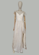 Load image into Gallery viewer, Vestido beige mangas de encaje
