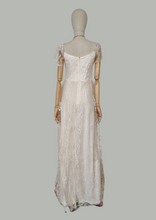 Load image into Gallery viewer, Vestido beige mangas de encaje

