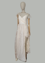 Load image into Gallery viewer, Vestido beige mangas de encaje
