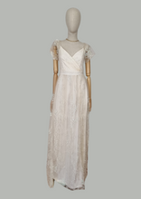 Load image into Gallery viewer, Vestido beige mangas de encaje
