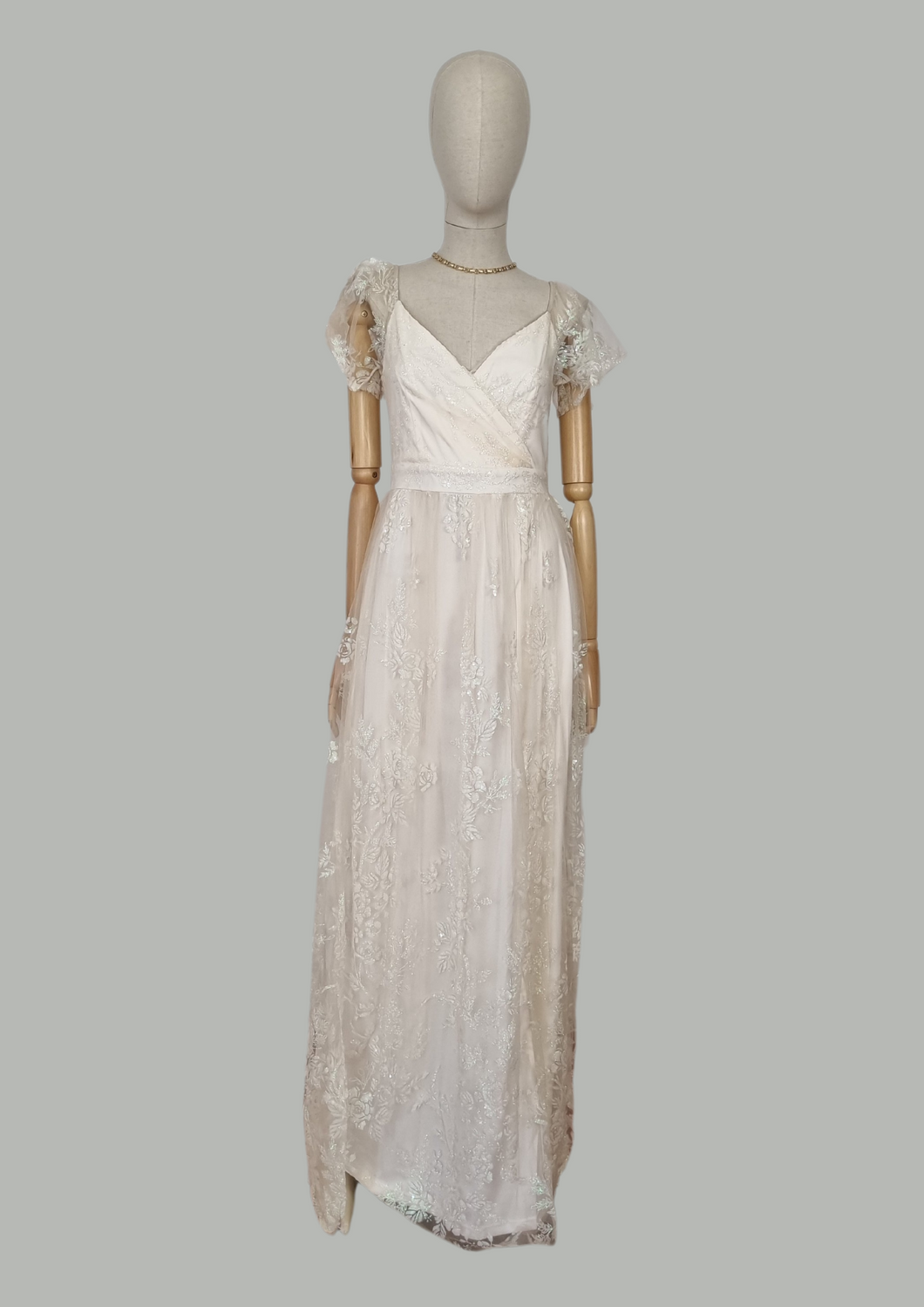 Vestido beige mangas de encaje