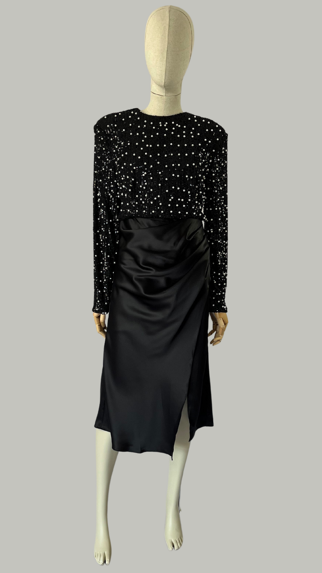 Blusa negra con perlas