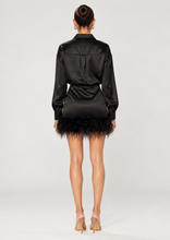 Cargar imagen en el visor de la galería, Vestido Negro Plumas En Falda
