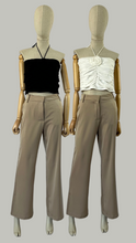 Load image into Gallery viewer, Blusa escotada flor blanca y negra

