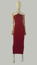 Load image into Gallery viewer, Vestido Rojo entallado flor en cuello

