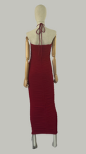 Load image into Gallery viewer, Vestido Rojo entallado flor en cuello
