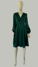 Load image into Gallery viewer, Vestido Verde Satin Cruz en Cintura

