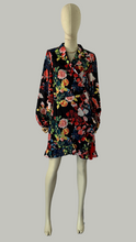 Load image into Gallery viewer, Vestido Negro Floral Mangas Largas
