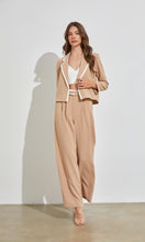 Load image into Gallery viewer, Blazer linea blanca en beige
