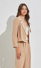 Load image into Gallery viewer, Blazer linea blanca en beige
