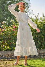 Cargar imagen en el visor de la galería, Vestido maxi manga larga blanco con crochet
