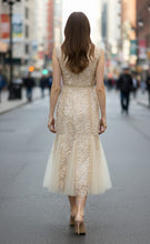 Cargar imagen en el visor de la galería, Arlyse Beige Dress
