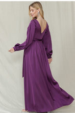 Cargar imagen en el visor de la galería, Vestido maxi morado satin manga larga
